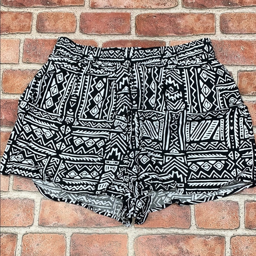 H&M Black and White Patterned Women's Shorts. Size 12